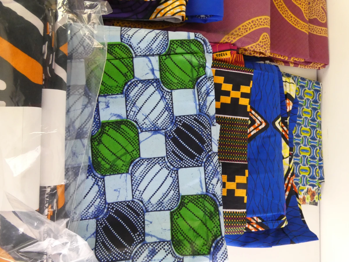 Set van kleurrijke Afrikaanse waxprints en headwraps