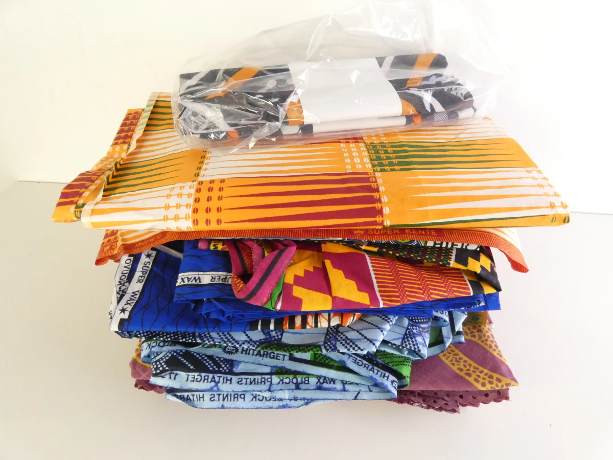 Set van kleurrijke Afrikaanse waxprints en headwraps