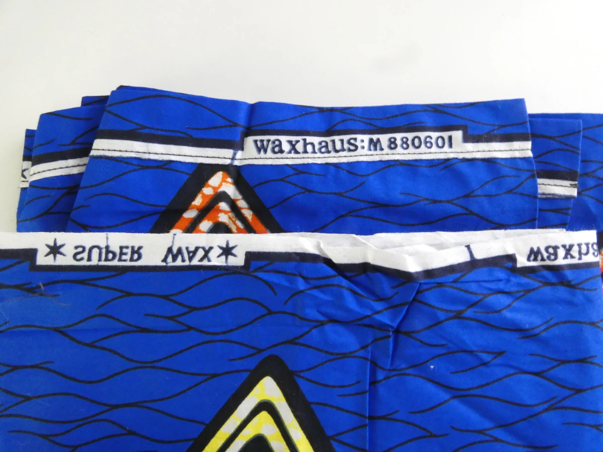 Set van kleurrijke Afrikaanse waxprints en headwraps