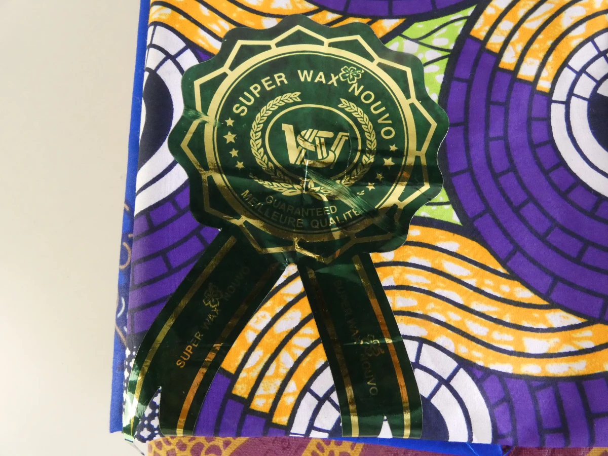 Set van kleurrijke Afrikaanse waxprints en headwraps