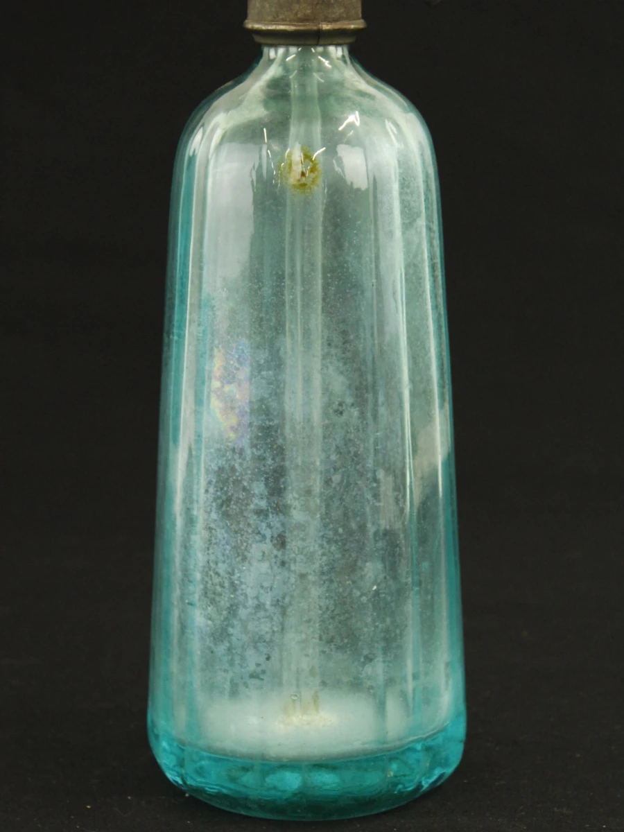 Oude blauwe sodafles met metalen dop
