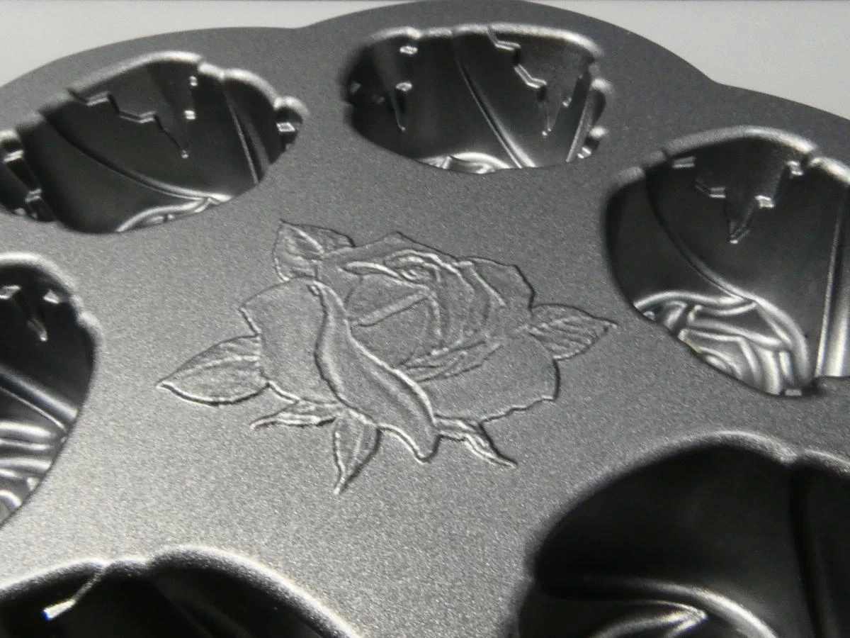 Metalen cup cakevorm met rozenmotief Nordic Ware USA