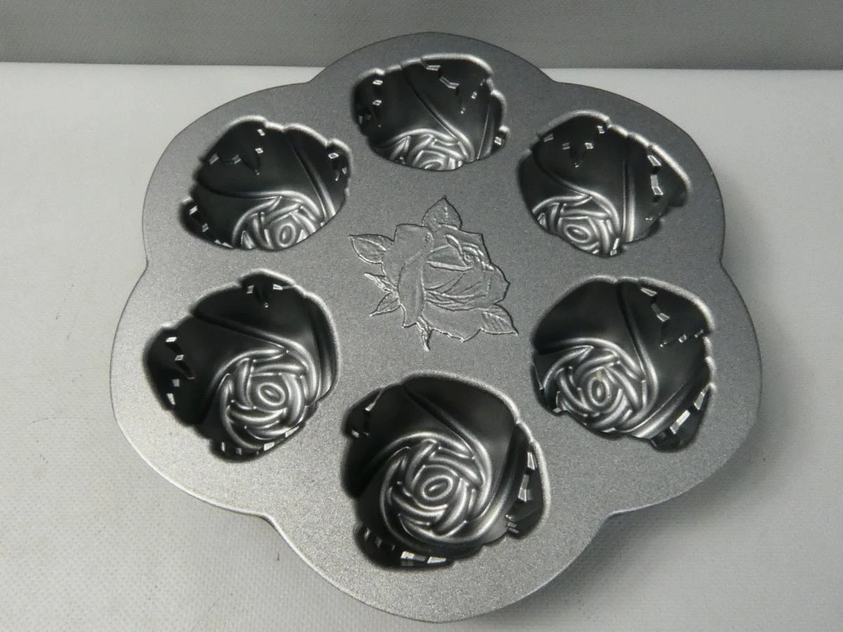 Metalen cup cakevorm met rozenmotief Nordic Ware USA