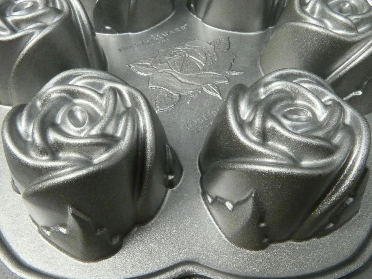 Metalen cup cakevorm met rozenmotief Nordic Ware USA