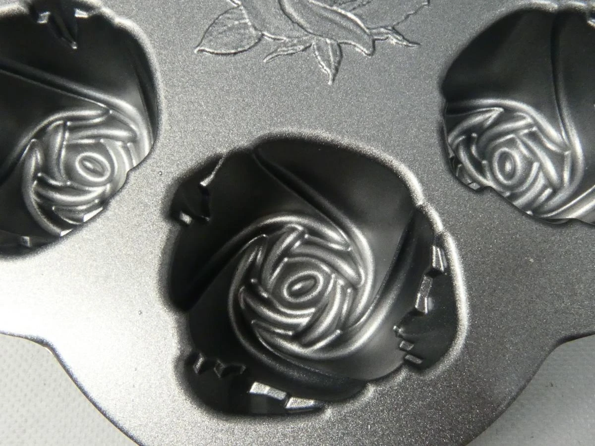 Metalen cup cakevorm met rozenmotief Nordic Ware USA