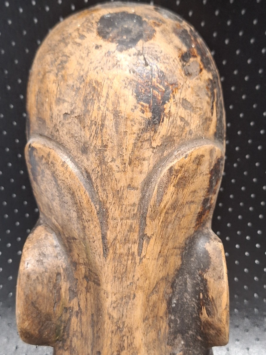 Set van vier handgesneden houten wandmaskers in diverse culturele stijlen