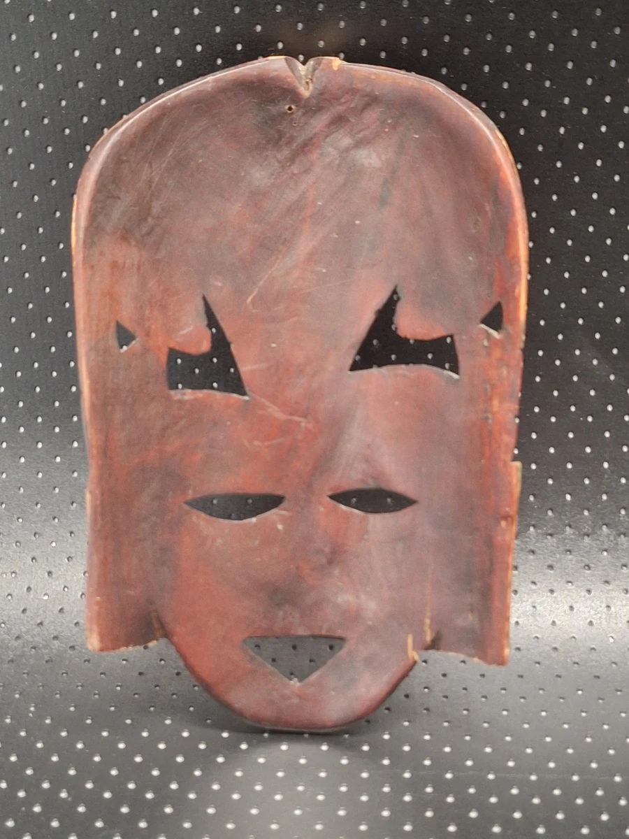 Set van vier handgesneden houten wandmaskers in diverse culturele stijlen
