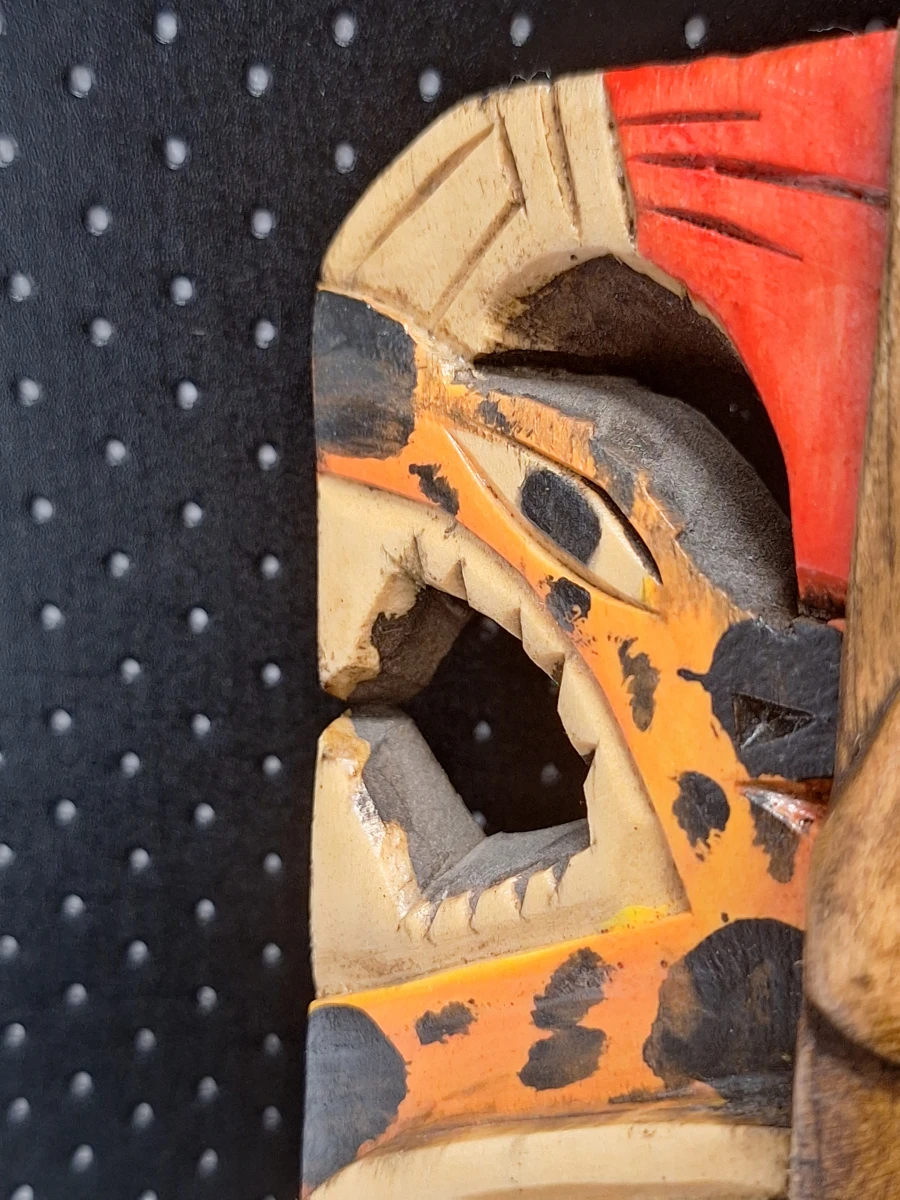 Set van vier handgesneden houten wandmaskers in diverse culturele stijlen