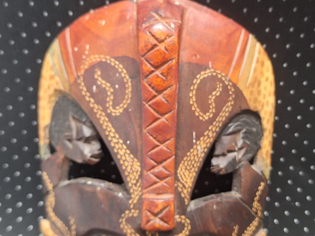 Set van vier handgesneden houten wandmaskers in diverse culturele stijlen
