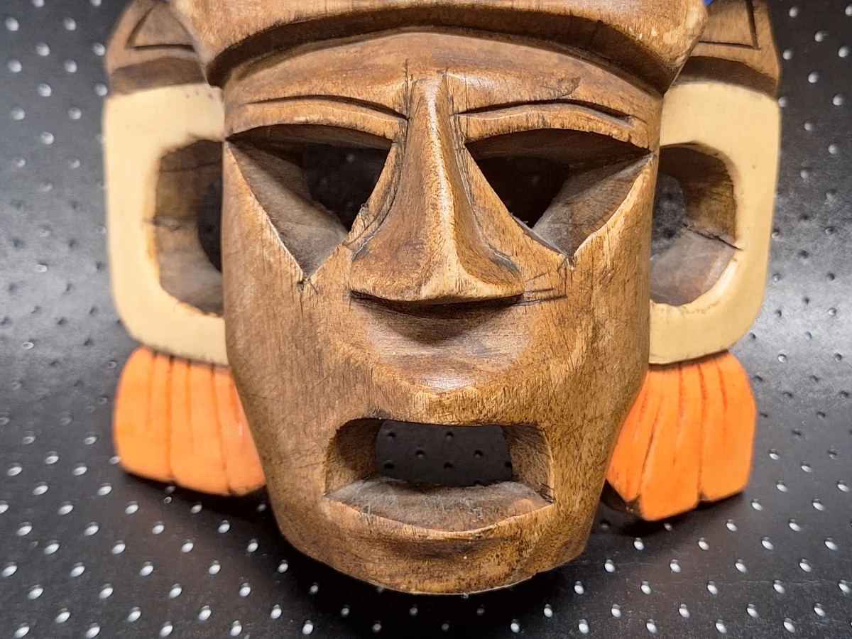 Set van vier handgesneden houten wandmaskers in diverse culturele stijlen