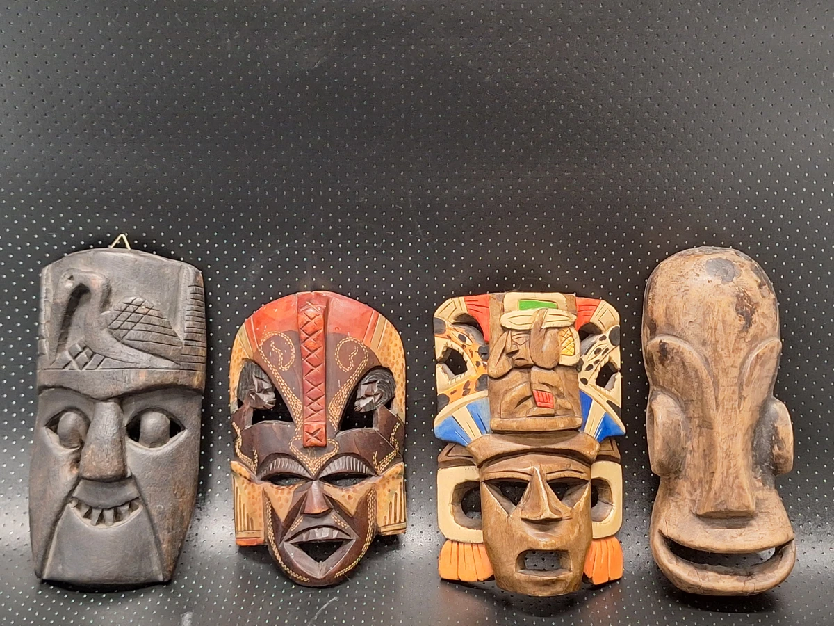 Set van vier handgesneden houten wandmaskers in diverse culturele stijlen