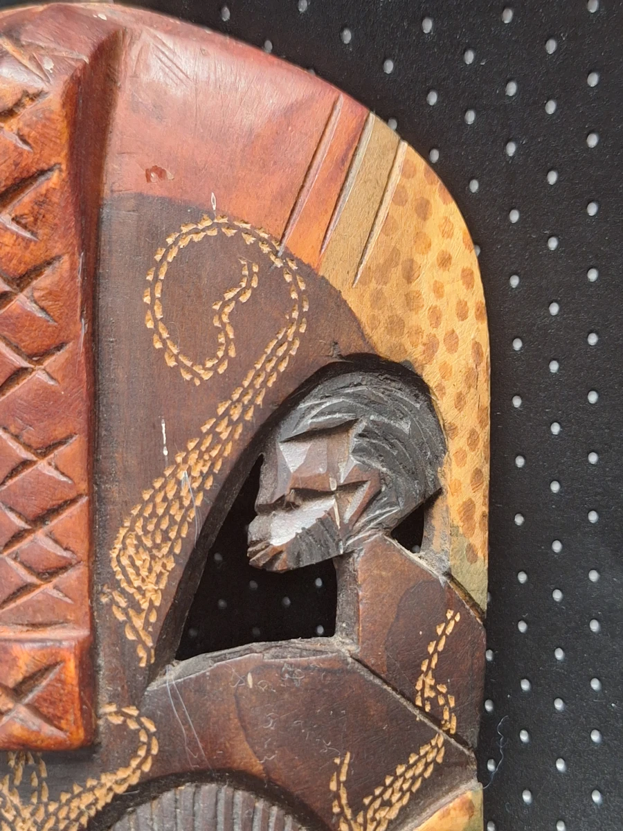 Set van vier handgesneden houten wandmaskers in diverse culturele stijlen