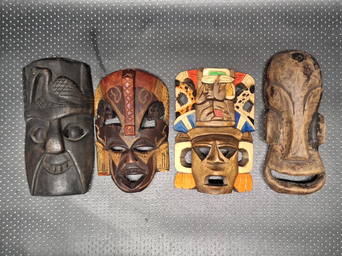 Set van vier handgesneden houten wandmaskers in diverse culturele stijlen