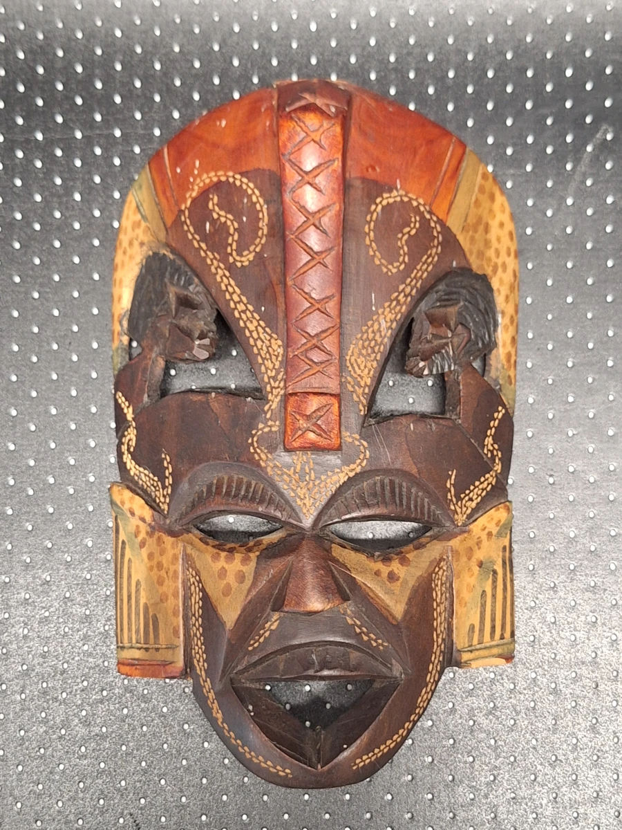 Set van vier handgesneden houten wandmaskers in diverse culturele stijlen