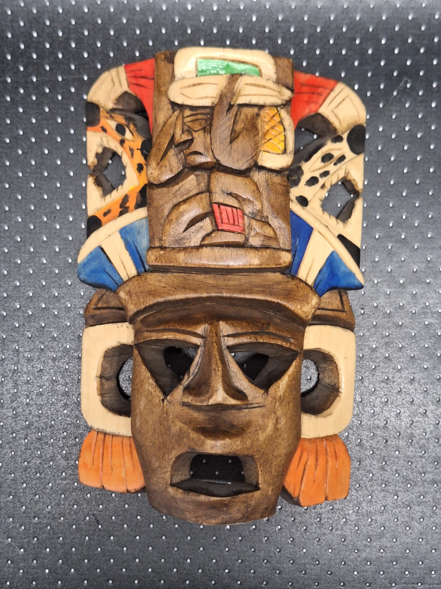 Set van vier handgesneden houten wandmaskers in diverse culturele stijlen