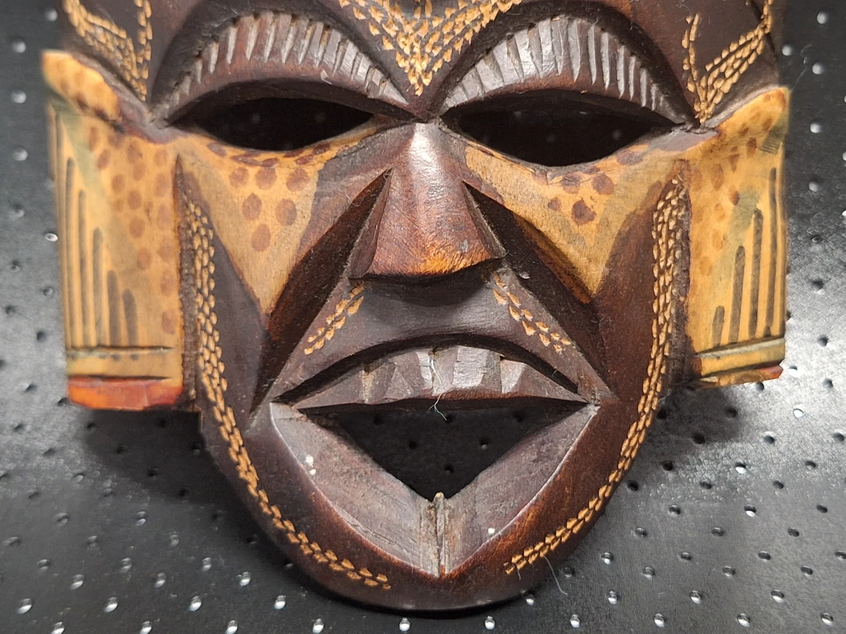 Set van vier handgesneden houten wandmaskers in diverse culturele stijlen