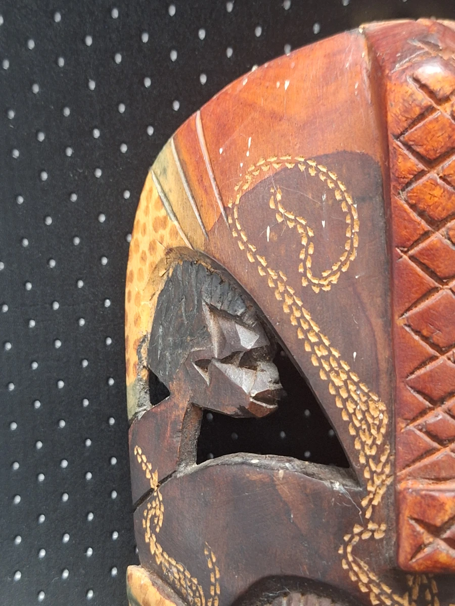Set van vier handgesneden houten wandmaskers in diverse culturele stijlen