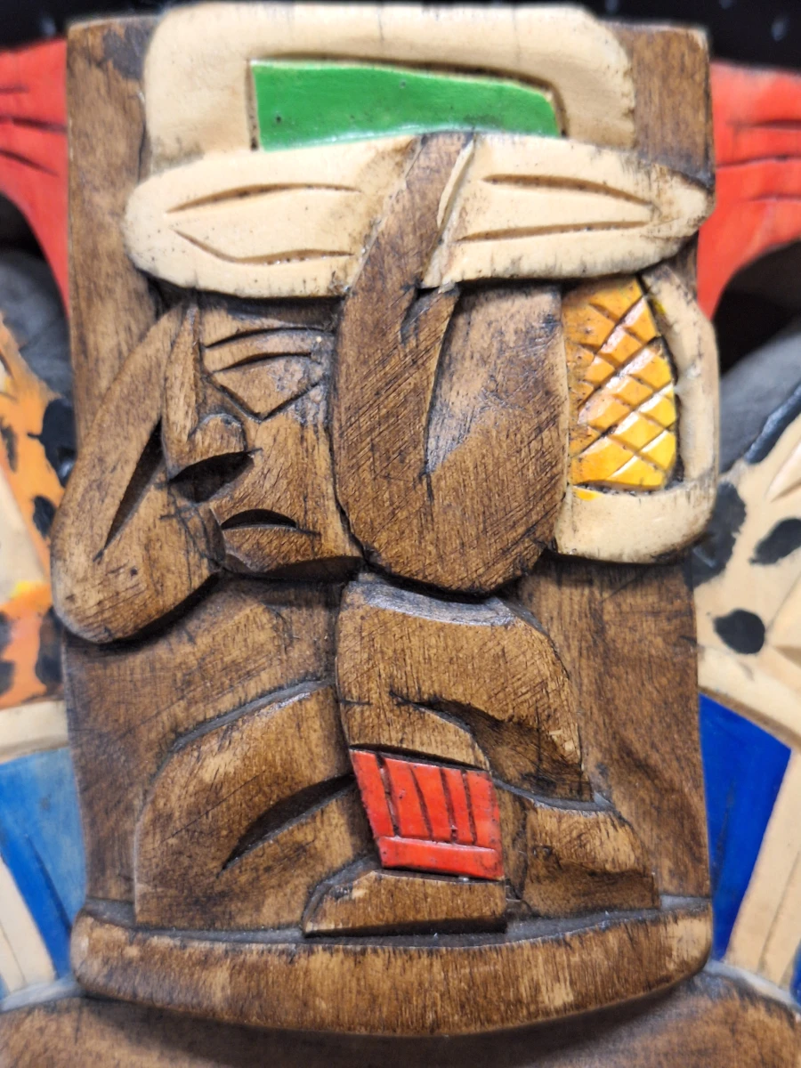 Set van vier handgesneden houten wandmaskers in diverse culturele stijlen