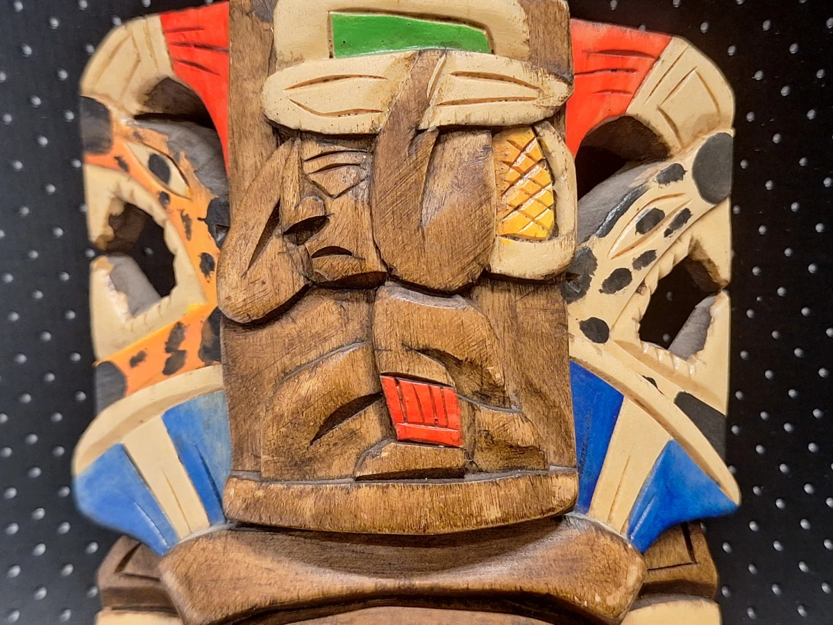 Set van vier handgesneden houten wandmaskers in diverse culturele stijlen