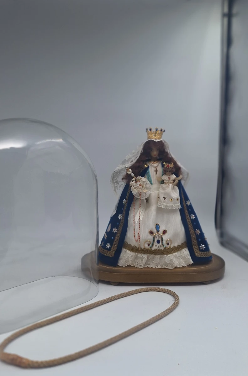Beeldje van Maria met kind onder stolp