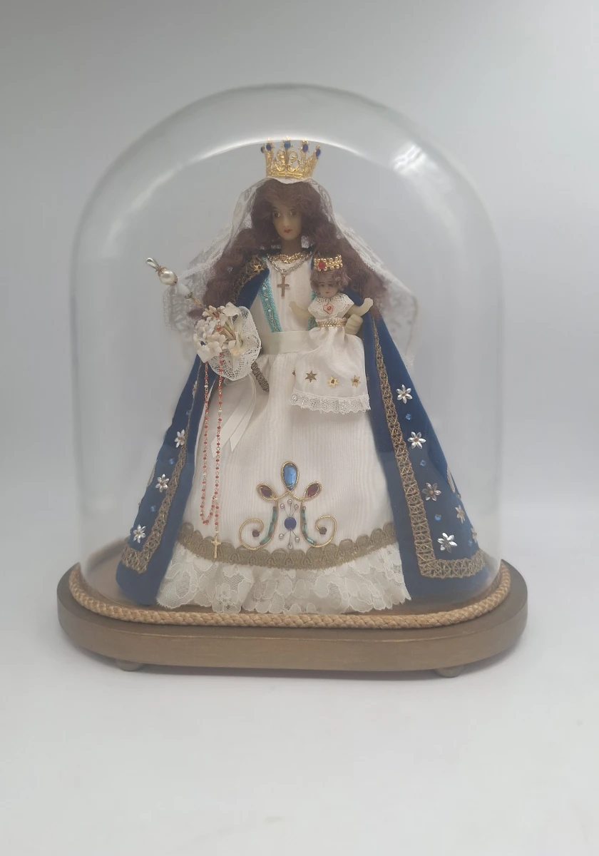 Beeldje van Maria met kind onder stolp