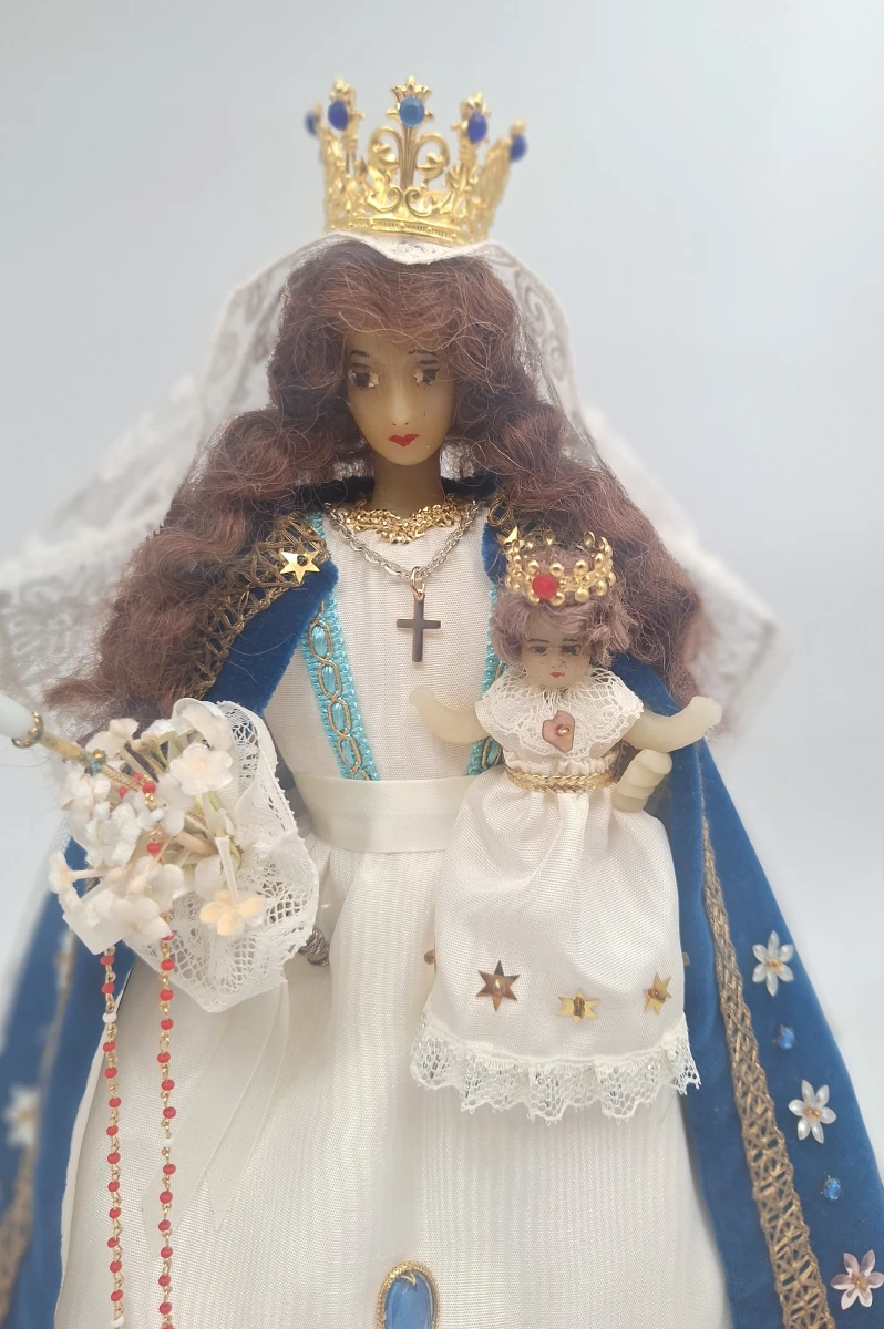 Beeldje van Maria met kind onder stolp