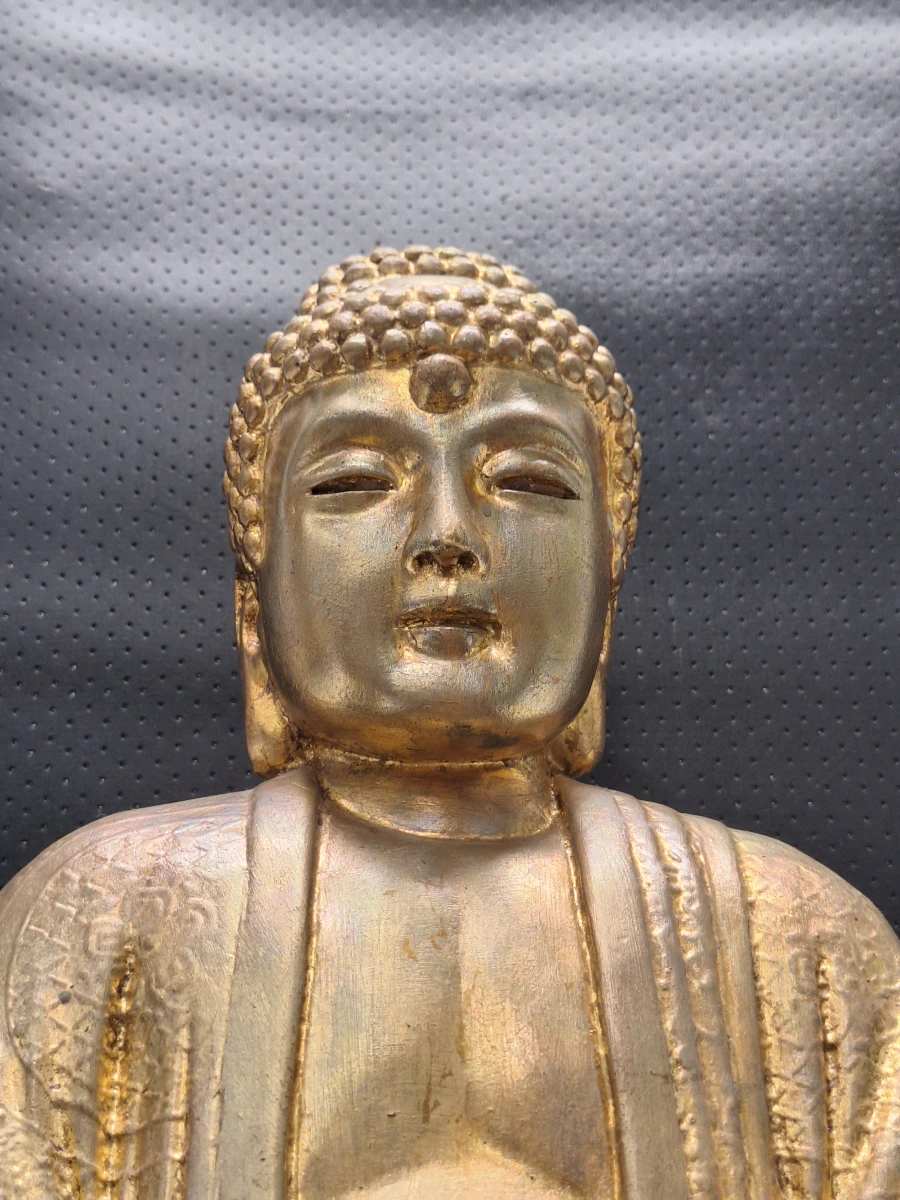 Goudkleurig gipsen Boeddhabeeld in Japanse stijl