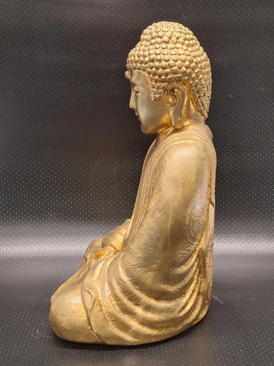 Goudkleurig gipsen Boeddhabeeld in Japanse stijl