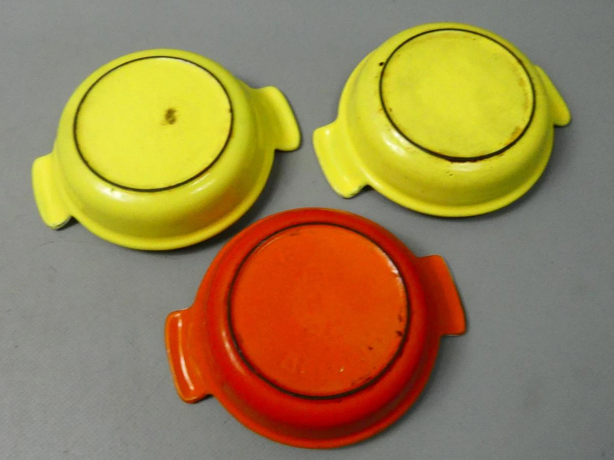 Set van 3 vintage gietijzeren ovenschaaltjes in geel en oranje