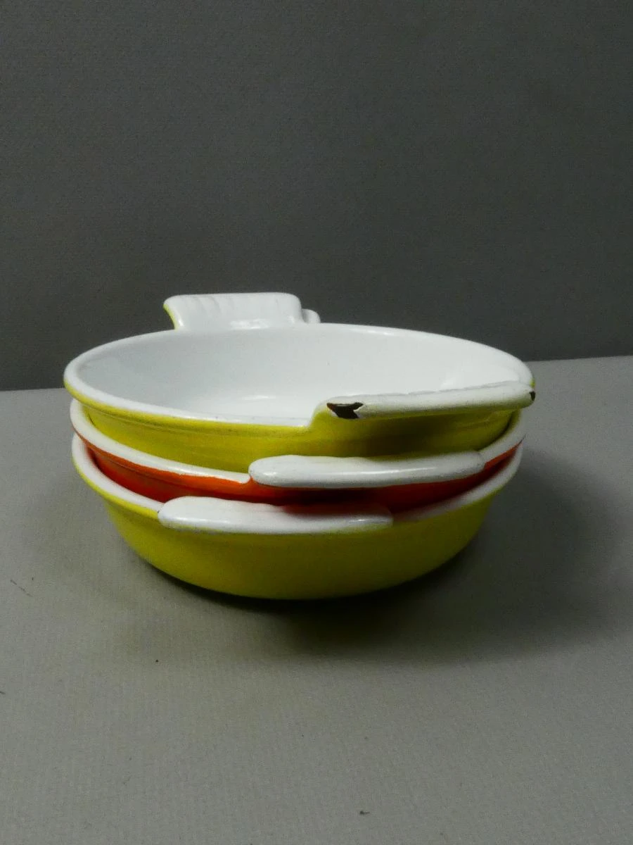 Set van 3 vintage gietijzeren ovenschaaltjes in geel en oranje