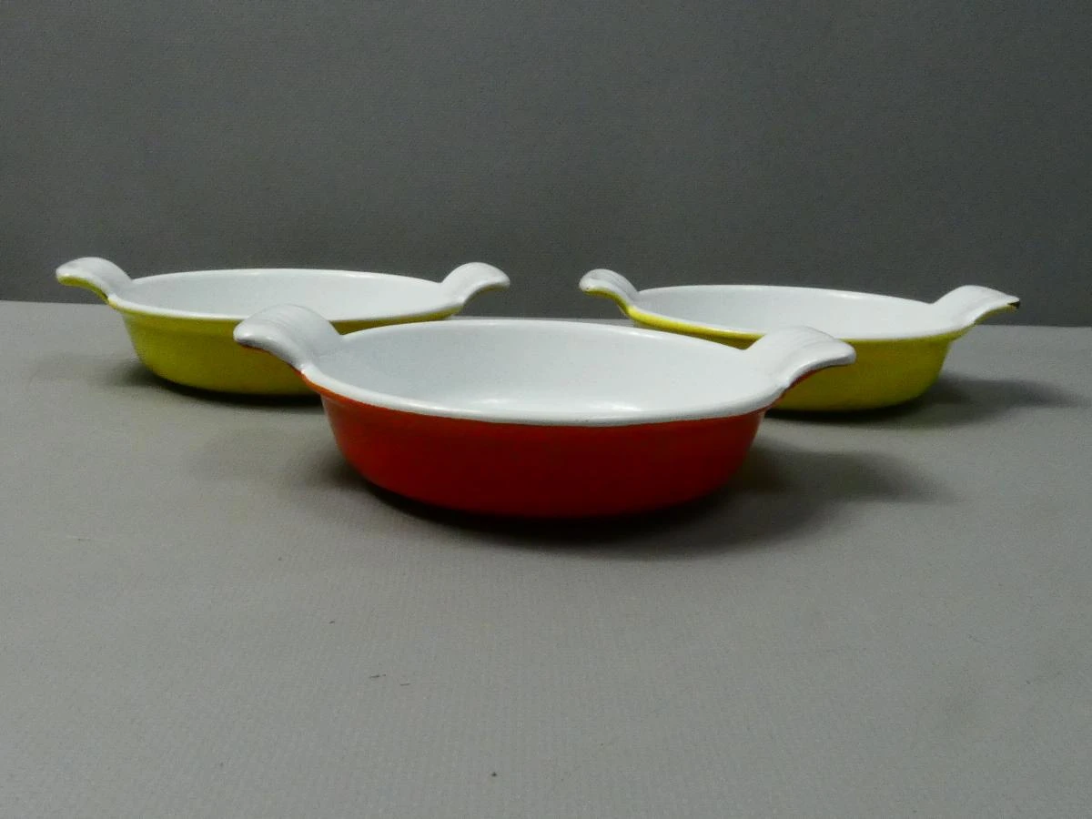 Set van 3 vintage gietijzeren ovenschaaltjes in geel en oranje