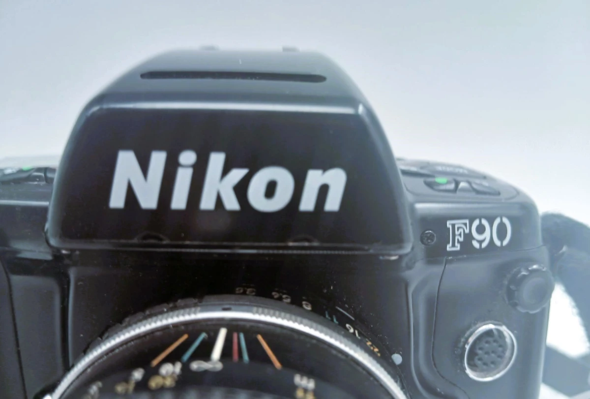 Spiegelreflexcamera NIKON F90 met zoomlens