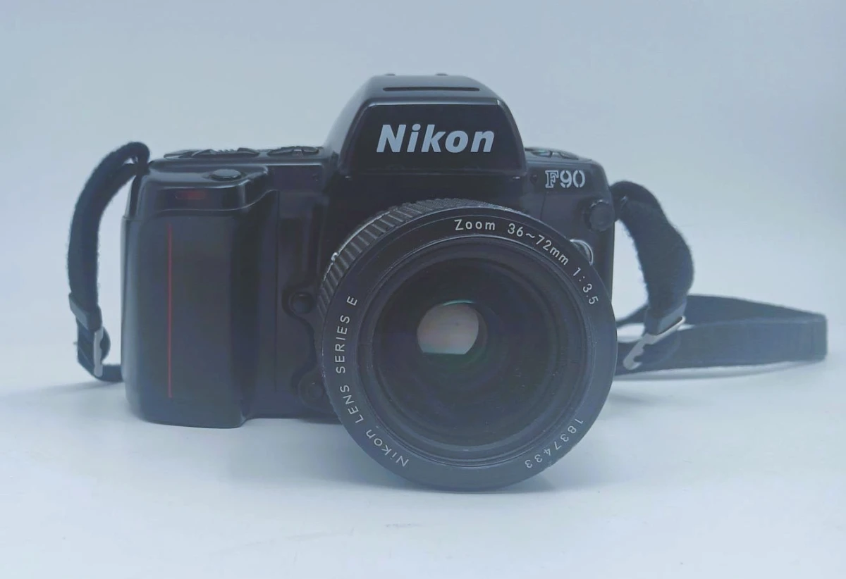Spiegelreflexcamera NIKON F90 met zoomlens