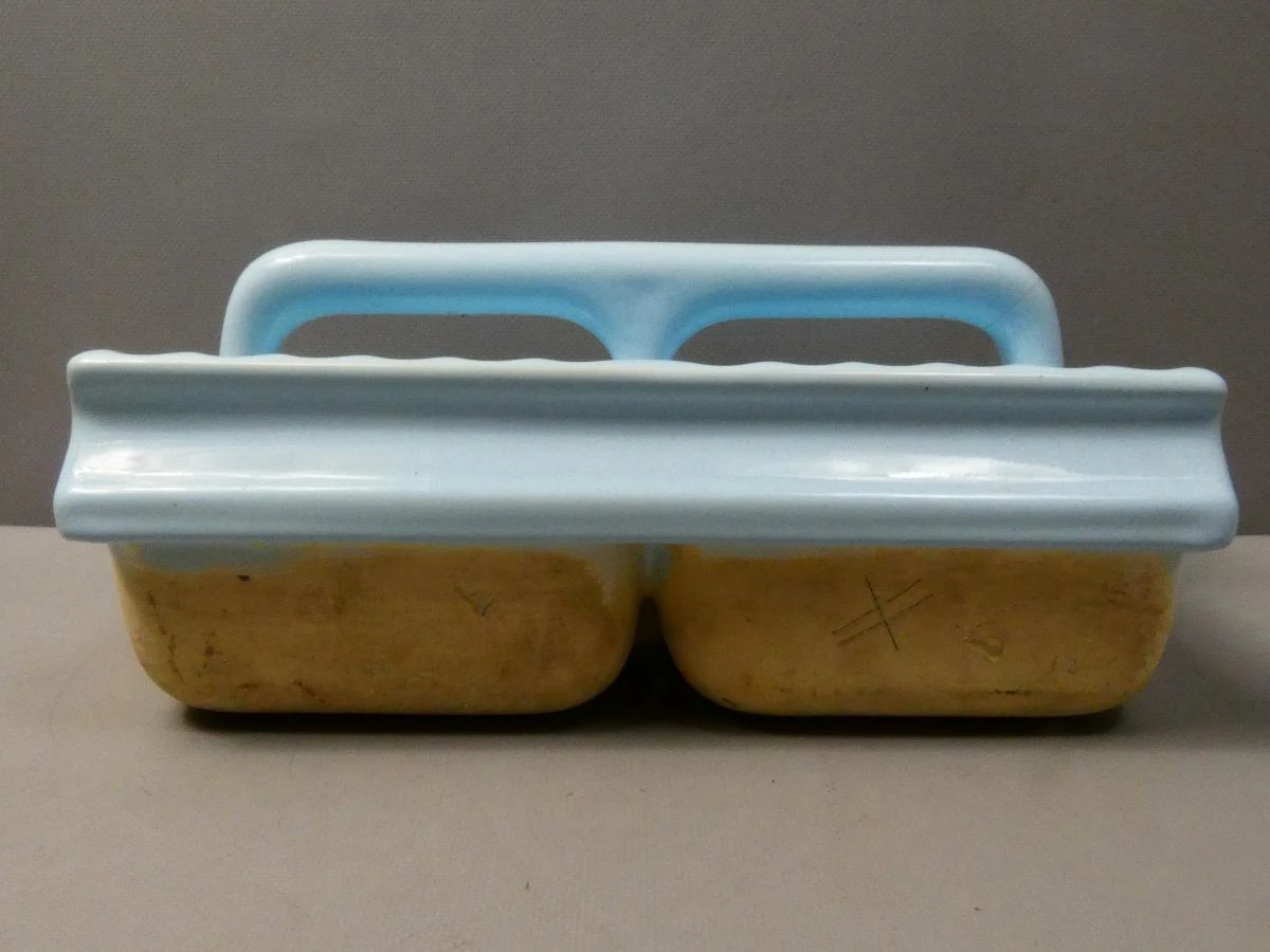 Vintage keramische zeepbak met geïntegreerde handgreep