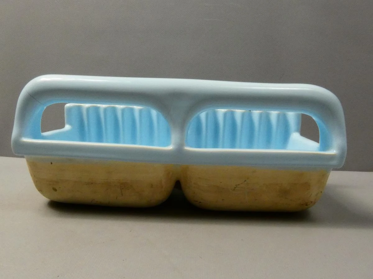Vintage keramische zeepbak met geïntegreerde handgreep