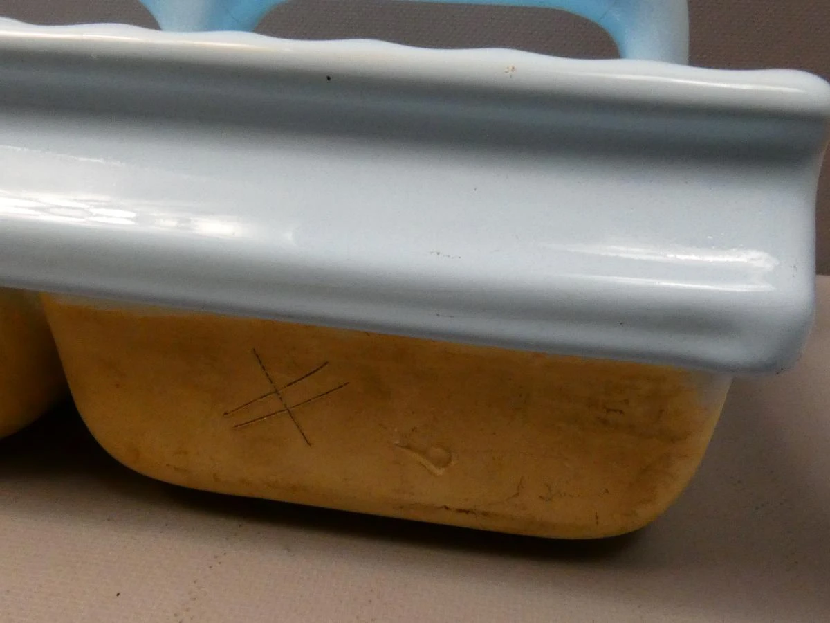Vintage keramische zeepbak met geïntegreerde handgreep
