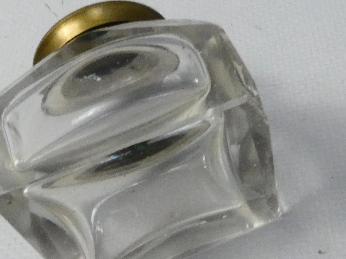 Set van 2 vintage glazen inktpotjes met messing deksel