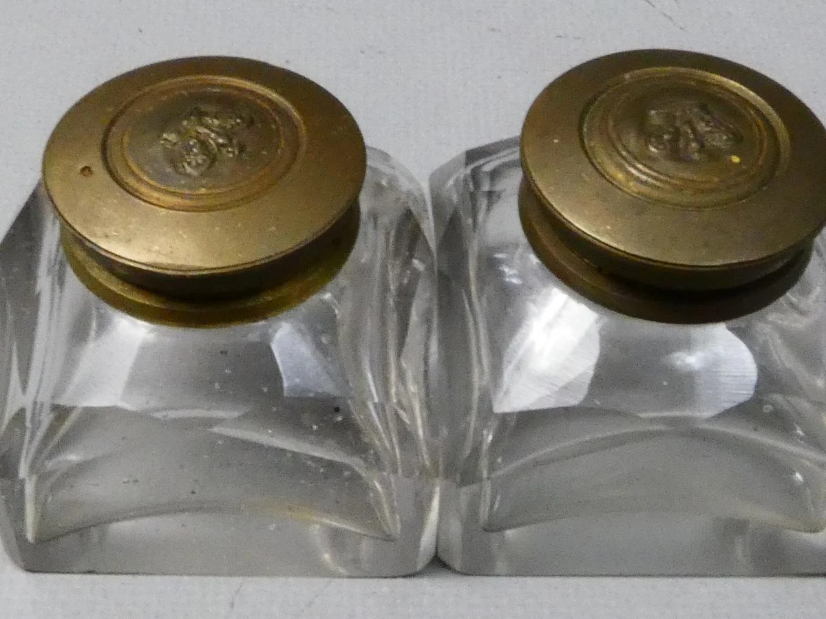 Set van 2 vintage glazen inktpotjes met messing deksel