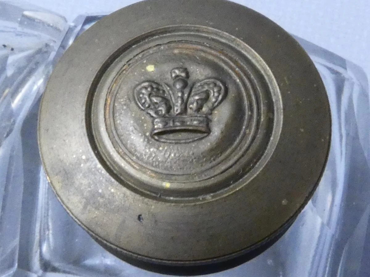 Set van 2 vintage glazen inktpotjes met messing deksel