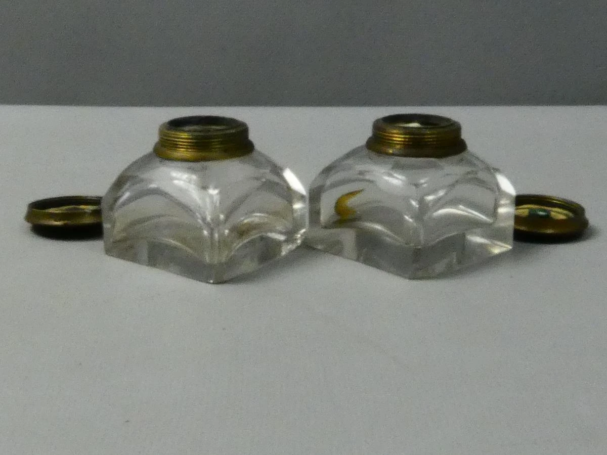 Set van 2 vintage glazen inktpotjes met messing deksel
