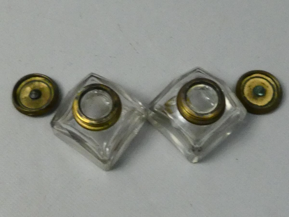 Set van 2 vintage glazen inktpotjes met messing deksel