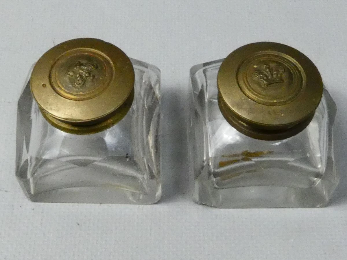 Set van 2 vintage glazen inktpotjes met messing deksel