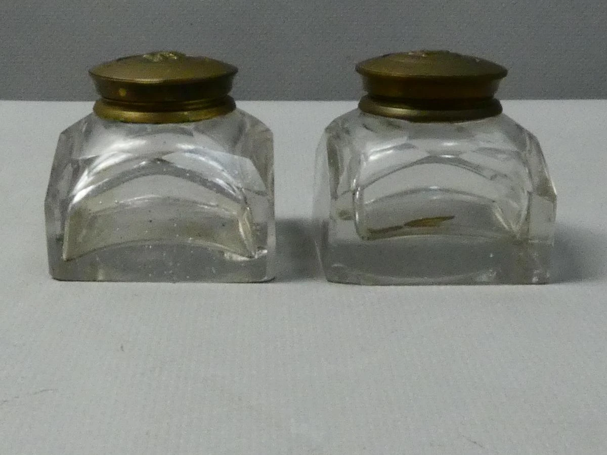 Set van 2 vintage glazen inktpotjes met messing deksel