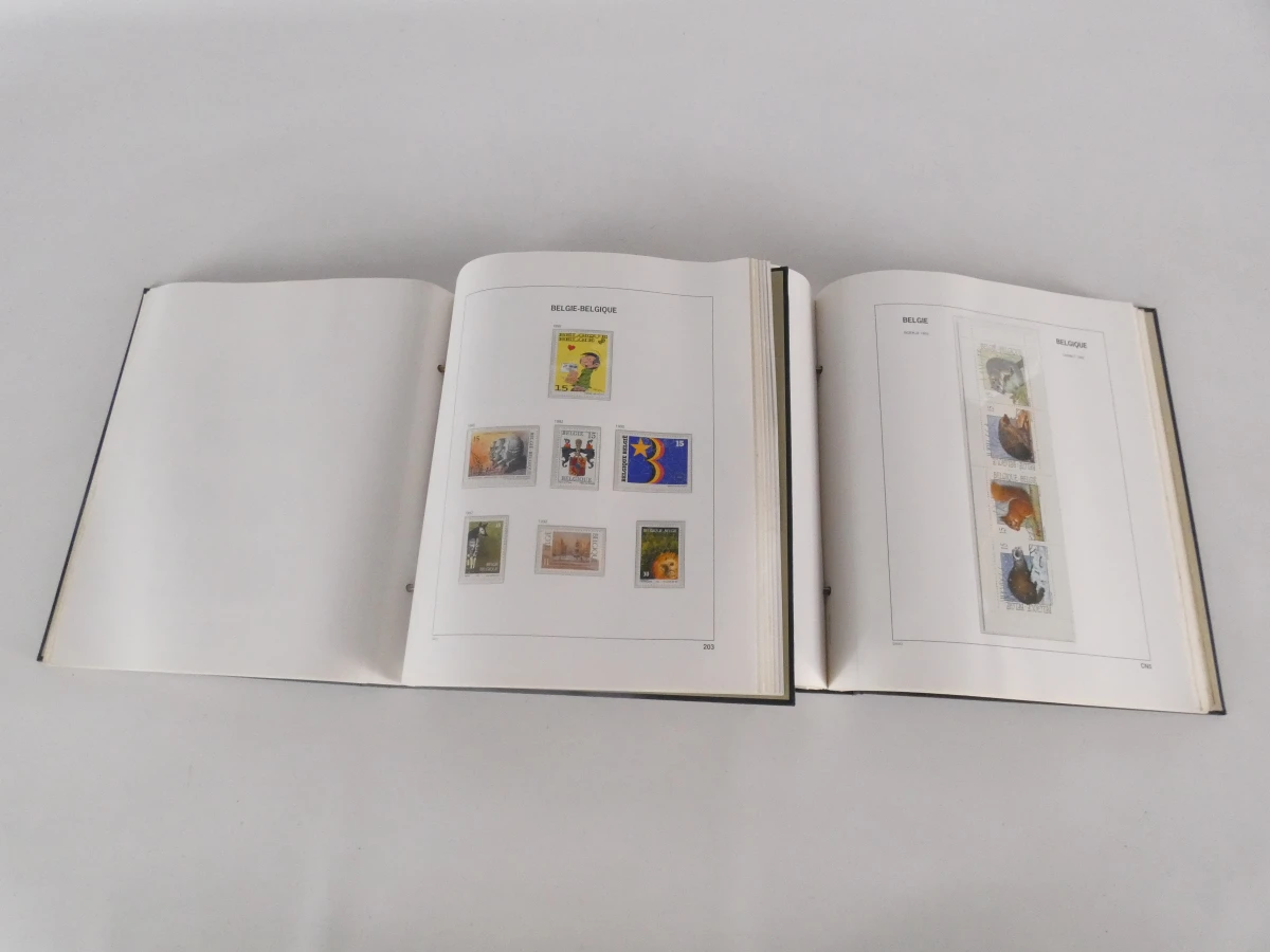 Verzameling postzegels met albums en catalogus