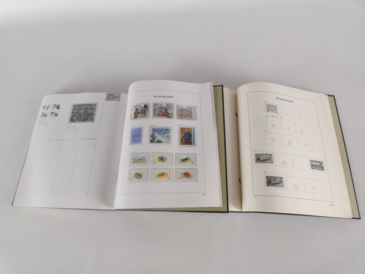 Verzameling postzegels met albums en catalogus