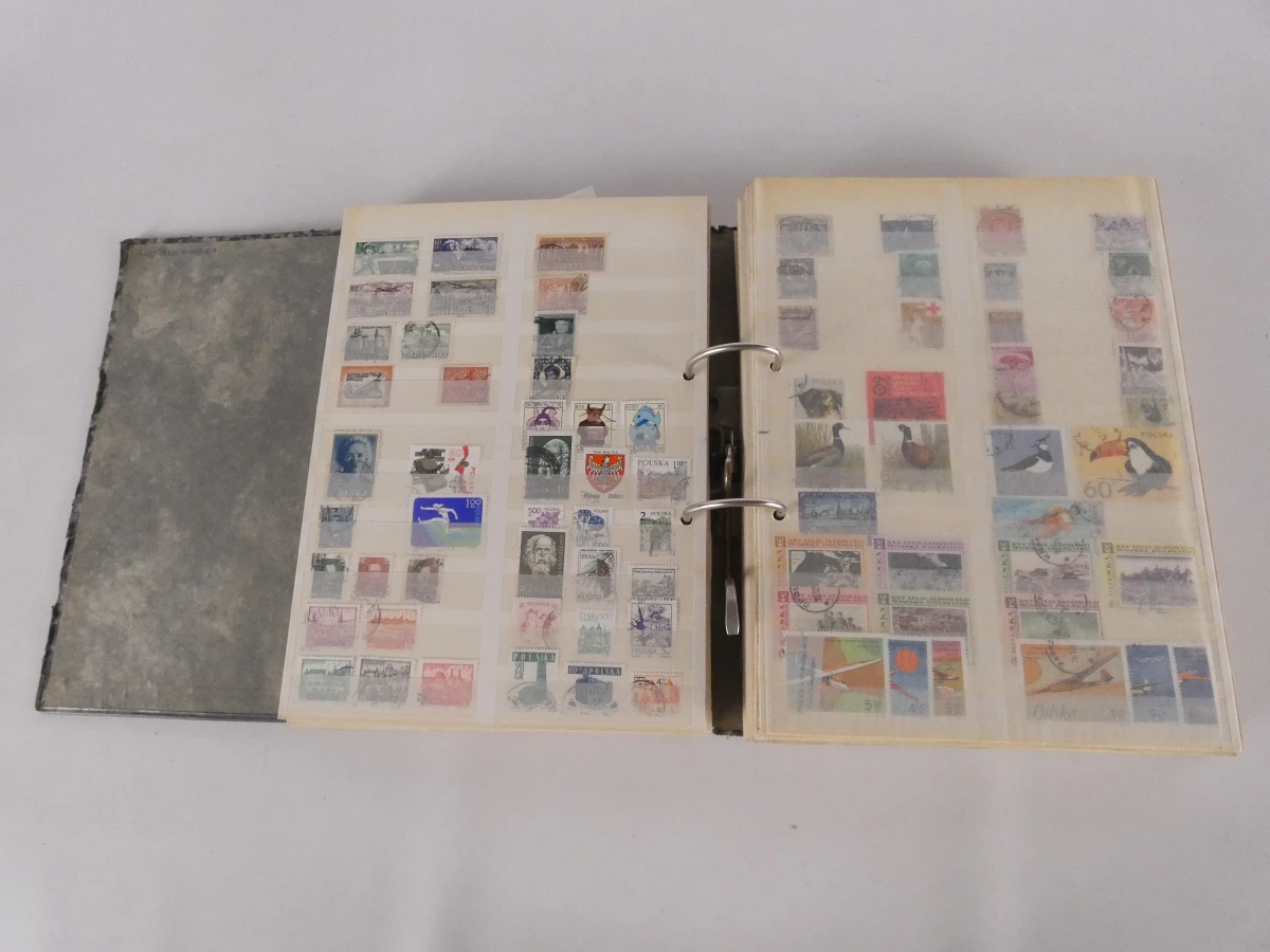Verzameling postzegels met albums en catalogus