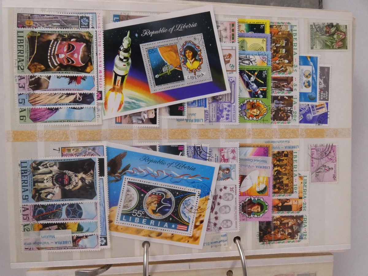 Verzameling postzegels met albums en catalogus