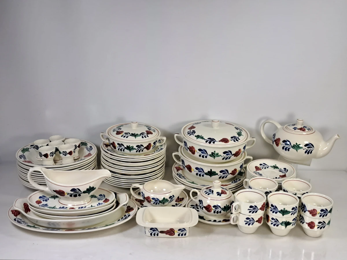 Boch servies met bloemmotief, compleet set