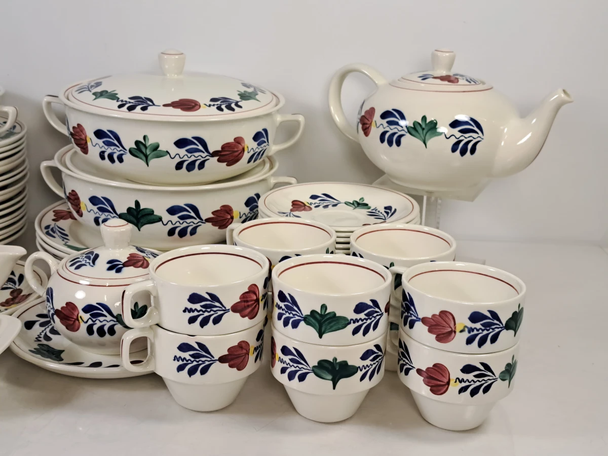Boch servies met bloemmotief, compleet set