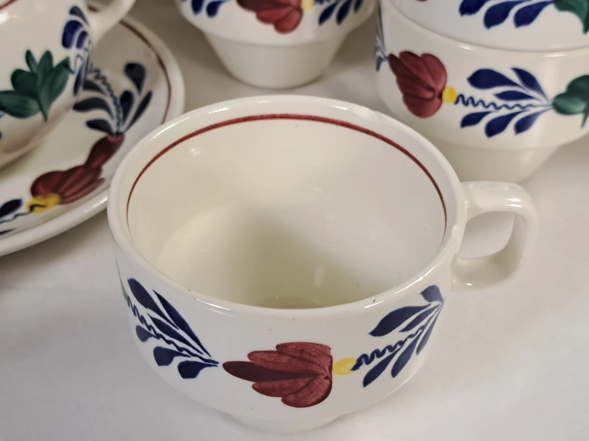 Boch servies met bloemmotief, compleet set